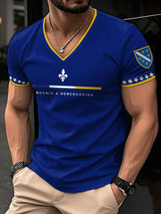 Herren T-Shirt mit V-Ausschnitt, bedruckt mit "Bosnien-Fußball-Fan ZMAJEVI"